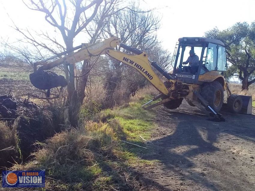 Ayuntamiento de Coeneo realiza desazolve en canales de desagüe pertenecientes al Ejido de Cortijo