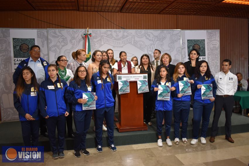 Fomenta Celeste Ascencio el futbol femenil en la Cámara de Diputados y en Paracho Michoacán