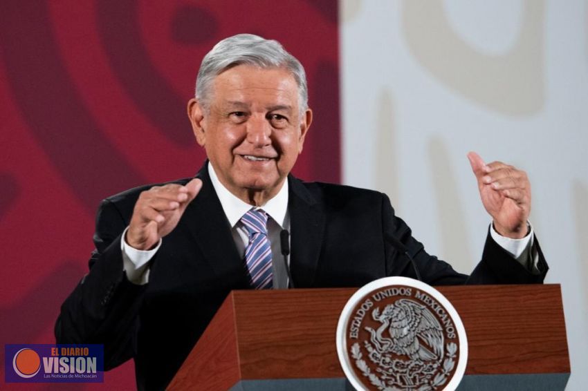 AMLO celebra que eleven a rango constitucional programas de la 4T