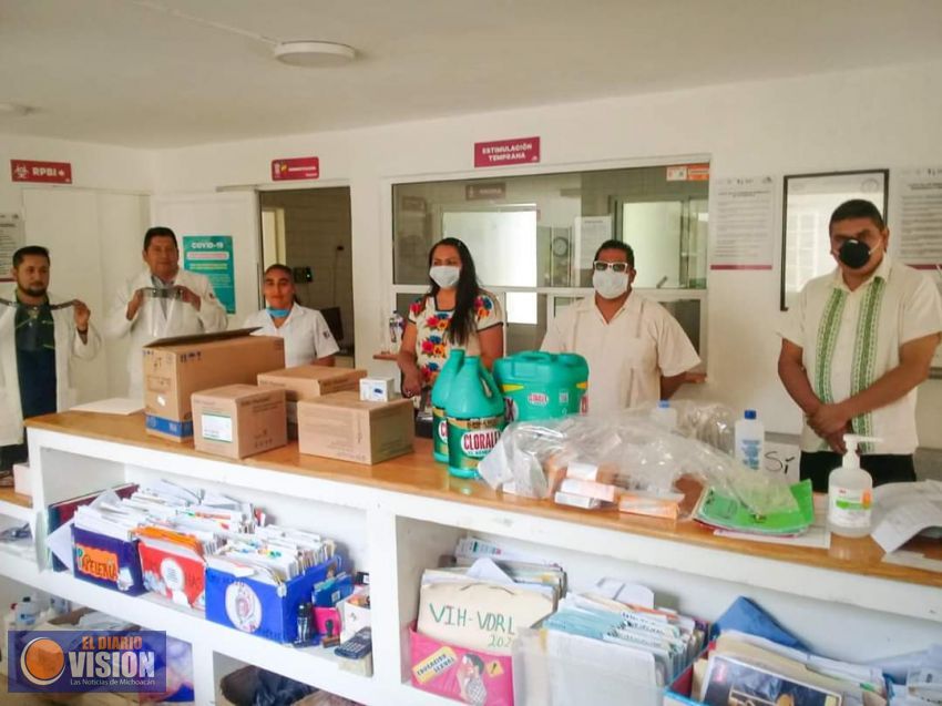 Alcalde de Tingambato, entrega insumos de limpieza al Centro de Salud 