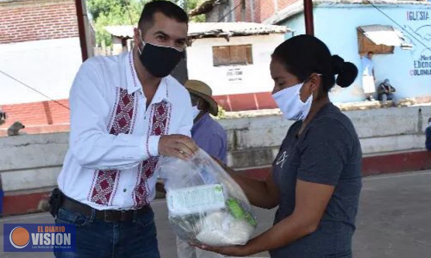 Alcalde de Erongarícuaro, arranca entrega de despensas en la Colonia Revolución 