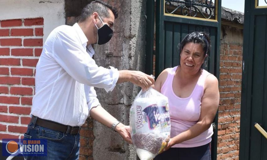 Alcalde de Erongarícuaro, entregó despensas en la comunidad de la 