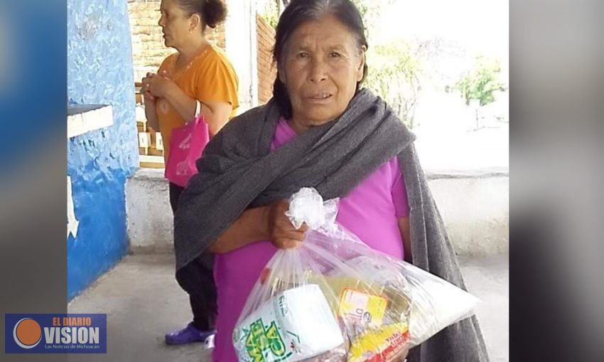 Alcalde de Erongarícuaro, entrega despensas en las comunidades de Oponguio y Yotatiro 
