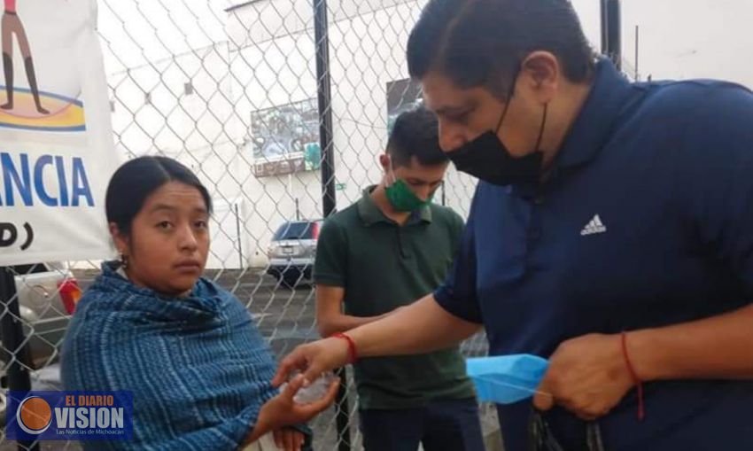 Nacho Campos, entregó gel antibacterial a las personas que hacen fila en los bancos 