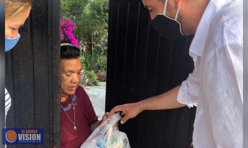 Alcalde de Erongarícuaro, entregó apoyos en la comunidad de Nocutzepo 