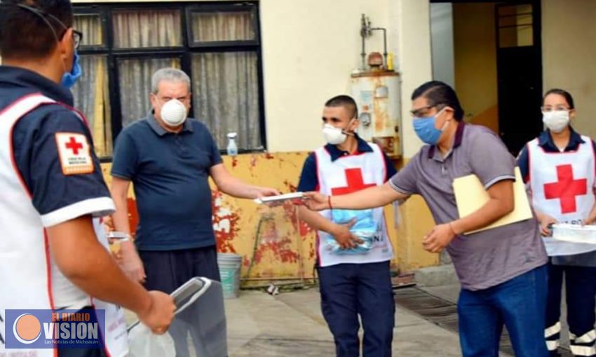 Nacho Campos, entrega equipos de bioseguridad a socorristas de la Cruz Roja 