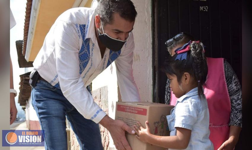 Realizó, Adrián Melgoza, primera entrega de despensas en comunidades de Erongarícuaro 