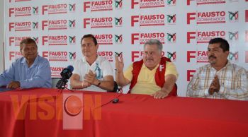 Líderes perredistas se suman a Fausto Vallejo