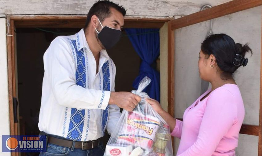 Entrega Adrián Melgoza, despensas a familias vulnerables de la cabecera municipal 
