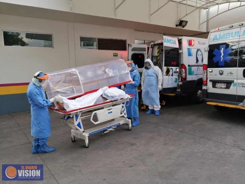 Trasladan de Lázaro Cárdenas y Apatzingán a pacientes con Covid-19 a Morelia  