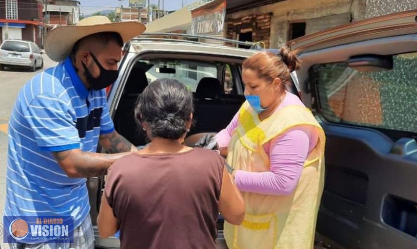 Entrega Nacho Campos, alimentos en la Wenceslao, a través del comedor móvil, 