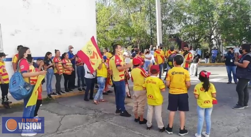 Aficionados de Monarcas se vuelven a manifestar, ahora en las instalaciones de TV Azteca