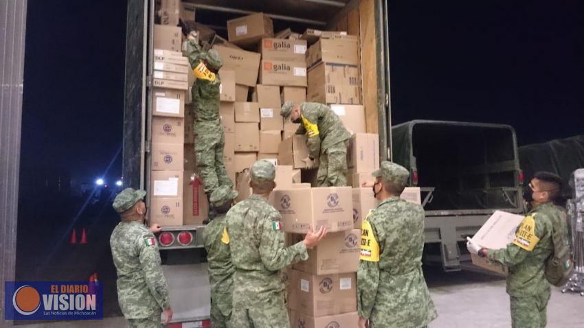 Ejército y Fuerza Aérea Mexicanos trasladan insumos médicos a Michoacán