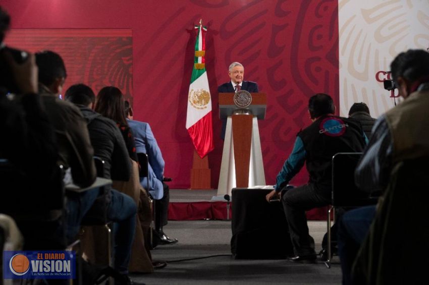 Hay fatiga, pero ya falta poco, dice AMLO a médicos y enfermeras