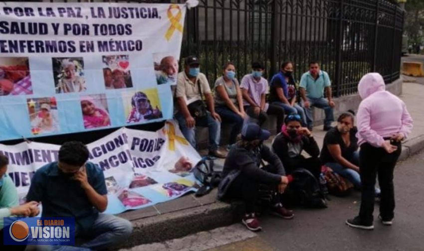 Papás de niños con cáncer realizan huelga de hambre afuera de SSA