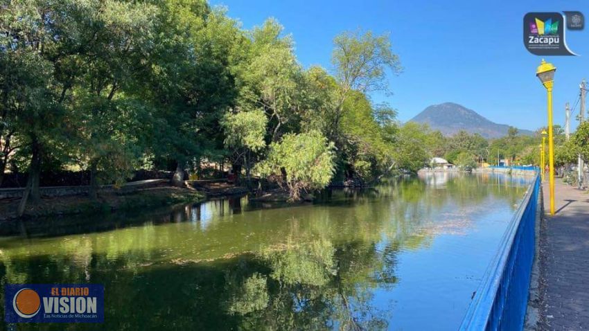 El Gobierno municipal sigue con labores de mantenimiento de los espejos de agua.