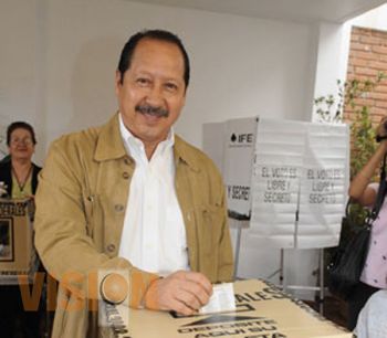 El gobernador Leonel Godoy emitió su voto, convoca a la civilidad 