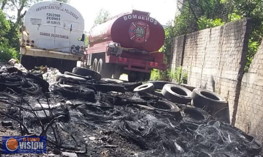 Oportuna respuesta de PCM en combate a incendio en basurero clandestino