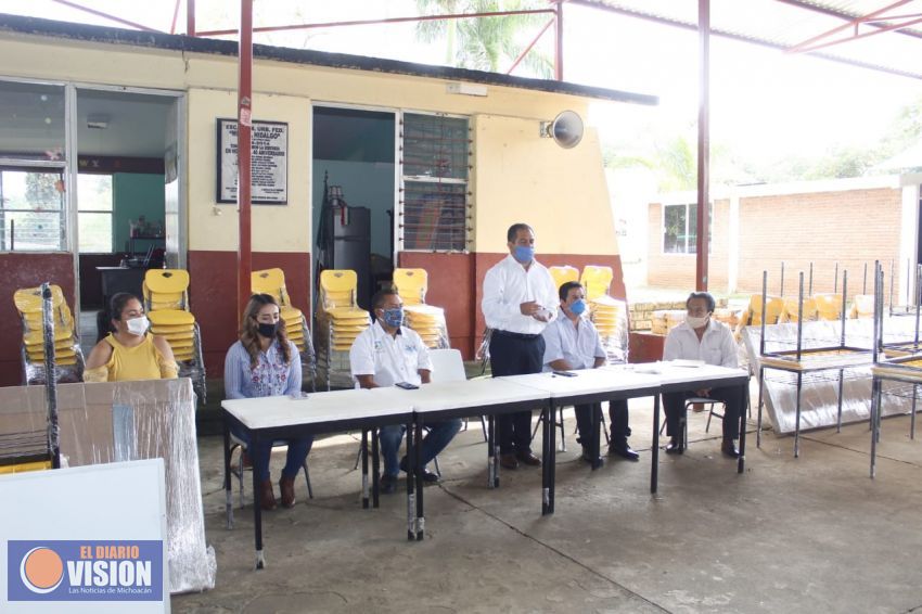 Lupillo Aguilera entrega mobiliario a escuelas en Taretan