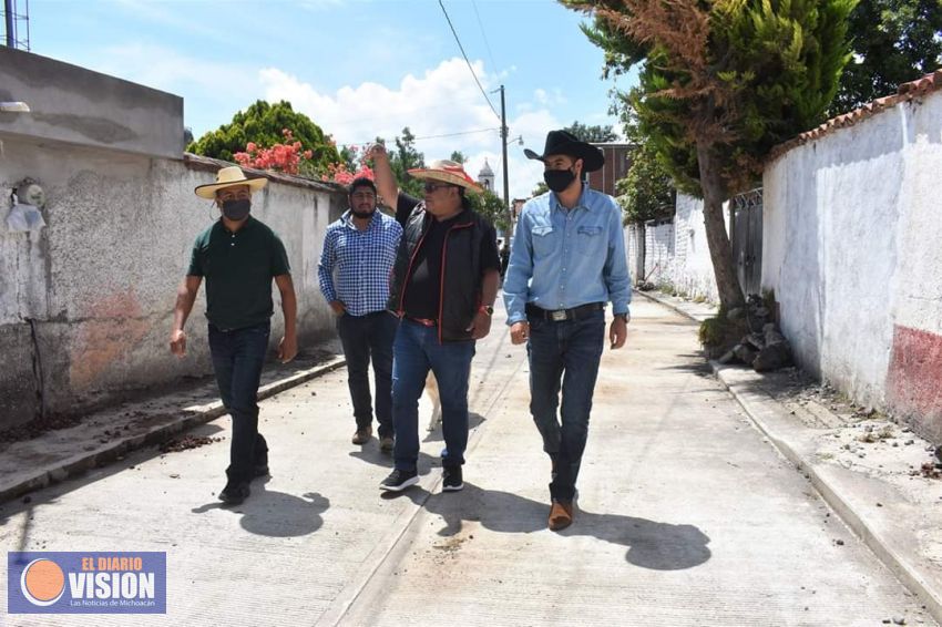 Alcalde de Erongarícuaro, supervisa, obras en la comunidad de Tócuaro 