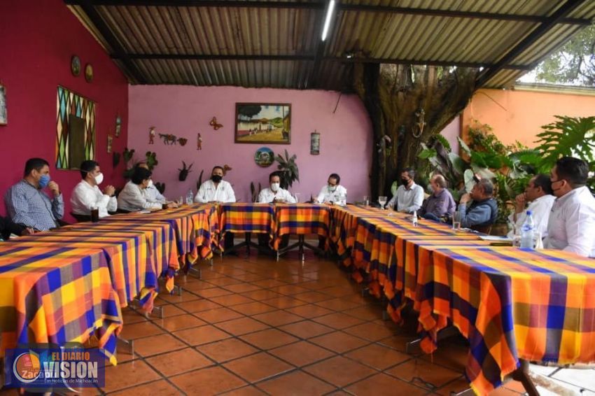 Se reúne el edil Municipal Luis Felipe León Balbanera con empresarios del municipio.