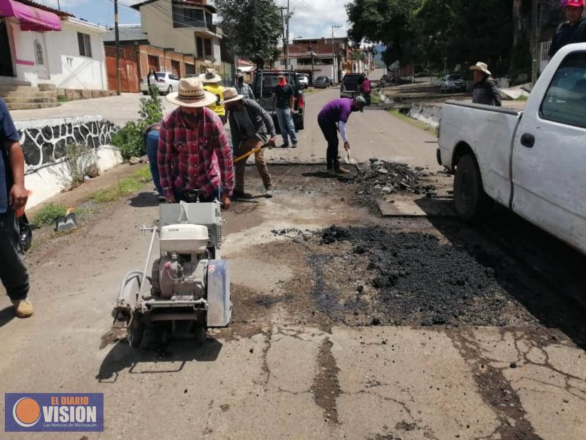 Ayuntamiento de Erongarícuaro, repara baches en la salida a Pátzcuaro 
