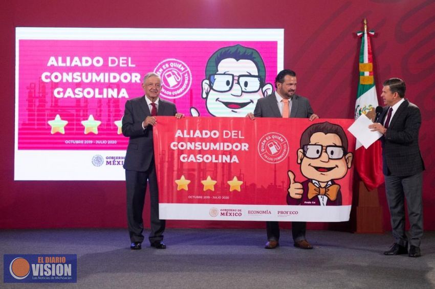 AMLO entrega reconocimientos a gasolineras con buenos precios