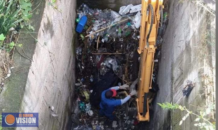 En Morelia, retiran taponamiento de basura en el canal del Punhuato 