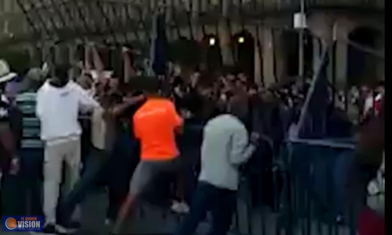 Seguidores de AMLO se enfrentan con integrantes de FRENAAA