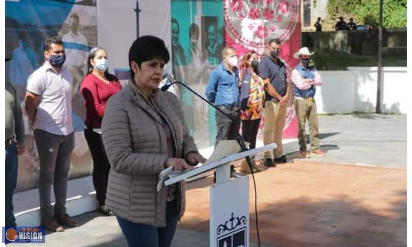 Alma Rosa Vargas, inauguró la Plaza Pública en la localidad de Sanambo, Quiroga 
