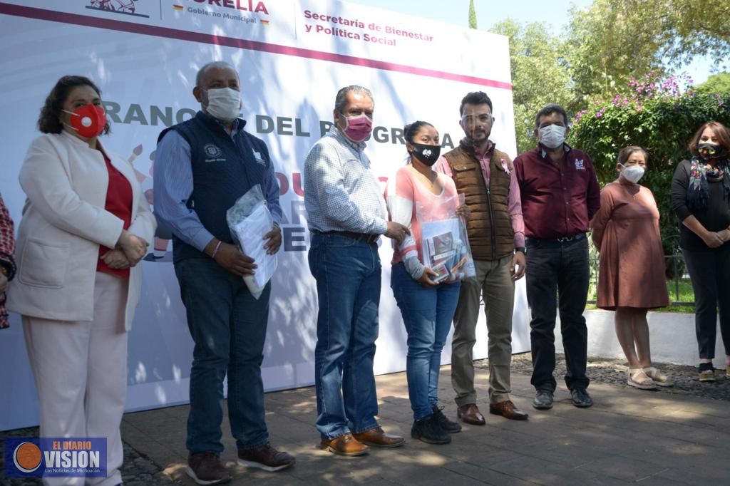 Raúl Morón inicia entrega de útiles para niños de preescolar y primaria de la Tenencia de Tiripetio 