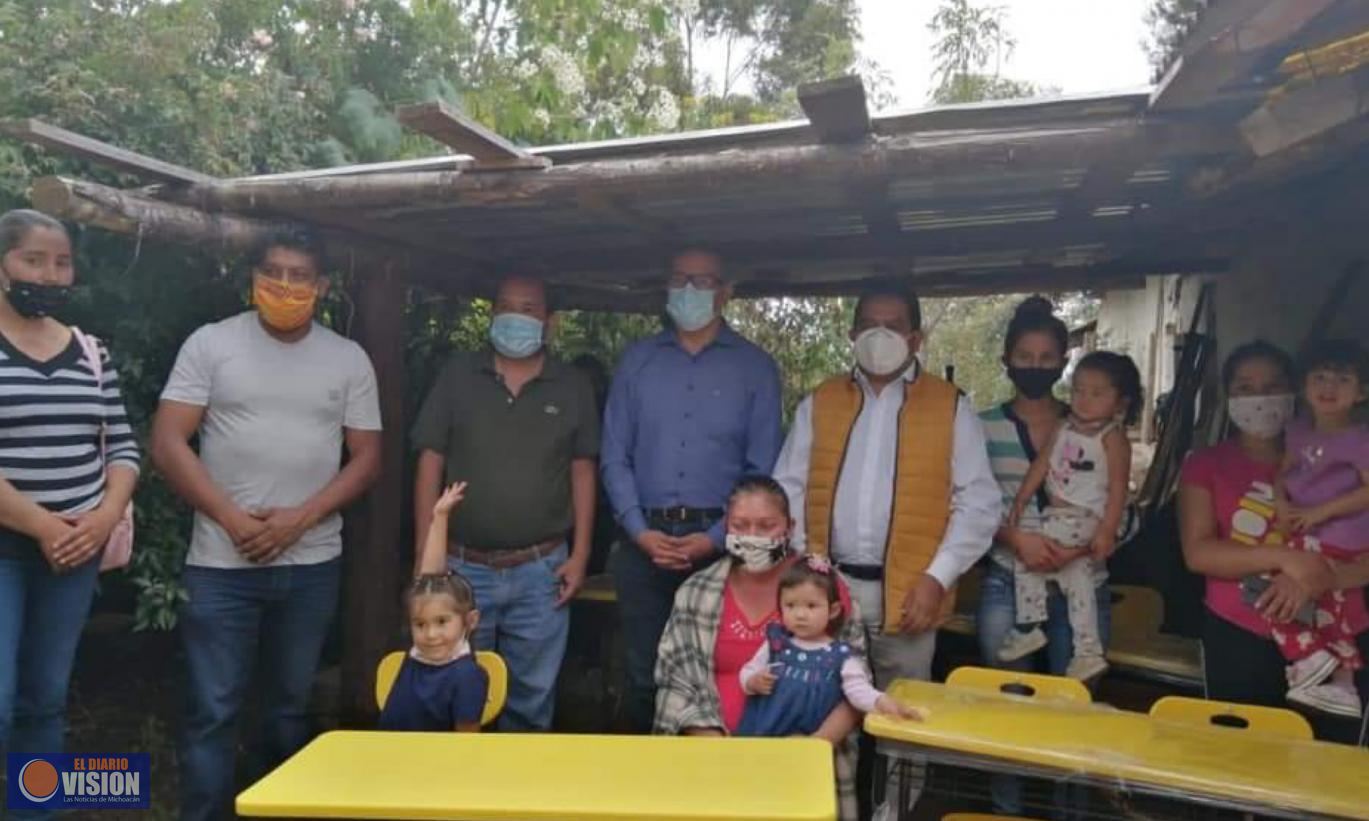 Lupillo Aguilera, entrega mobiliario en por la Comunidad de Las Tablas