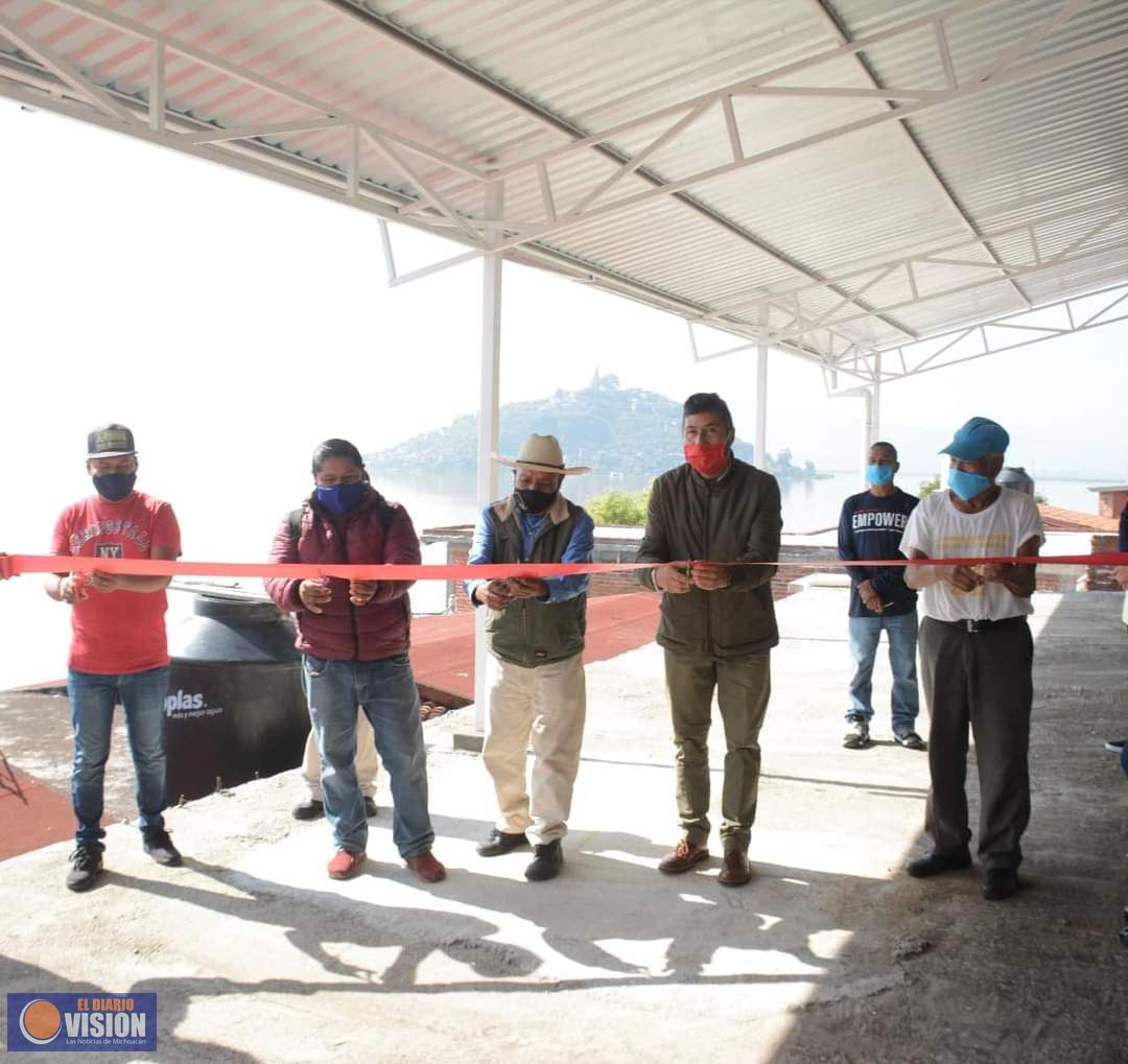 Víctor Báez Ceja, inauguró la techumbre de la cancha en la Isla de Tecuena