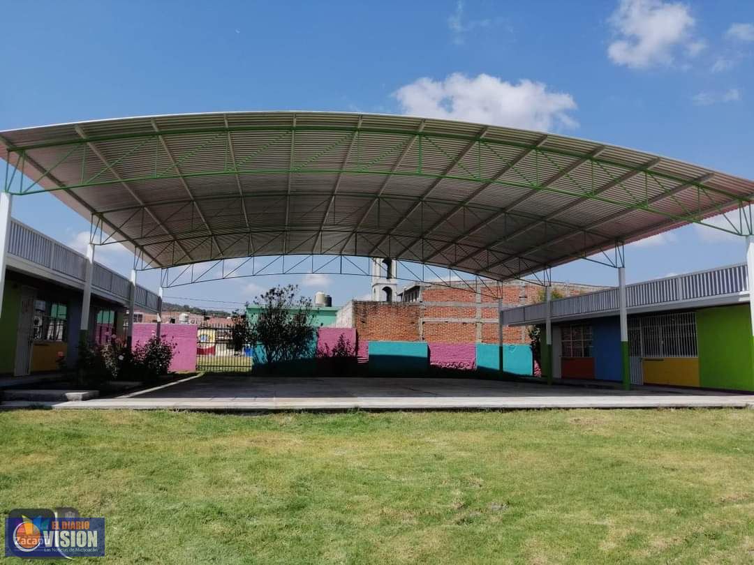 Ayuntamiento de Zacapu, realiza techumbre del jardín de niños Wenceslao Victoria 