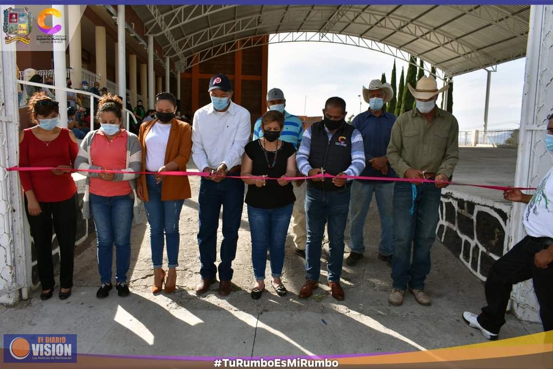 Ariel Trujillo Córdova, inauguró la Techumbre en la comunidad de San Pedro Tacaro.