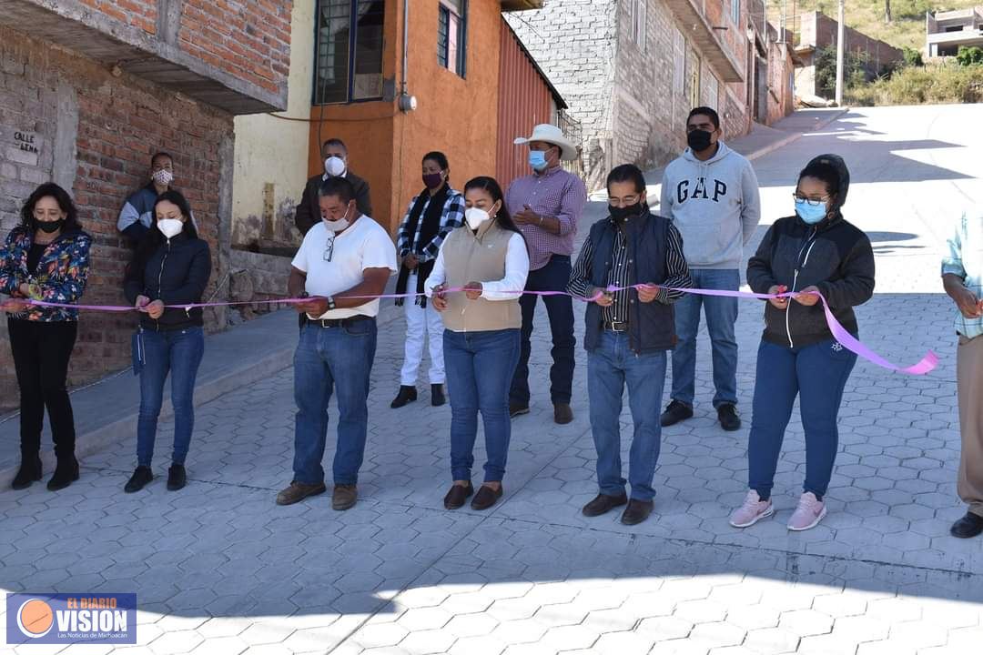Belinda Iturbide, inauguró la pavimentación a base de concreto hidráulico de la calle Lima