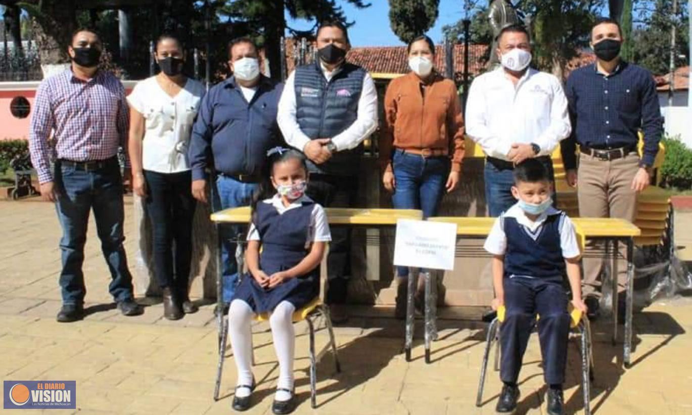 José Rodríguez, entregó mobiliario a escuelas de diferentes comunidades del municipio