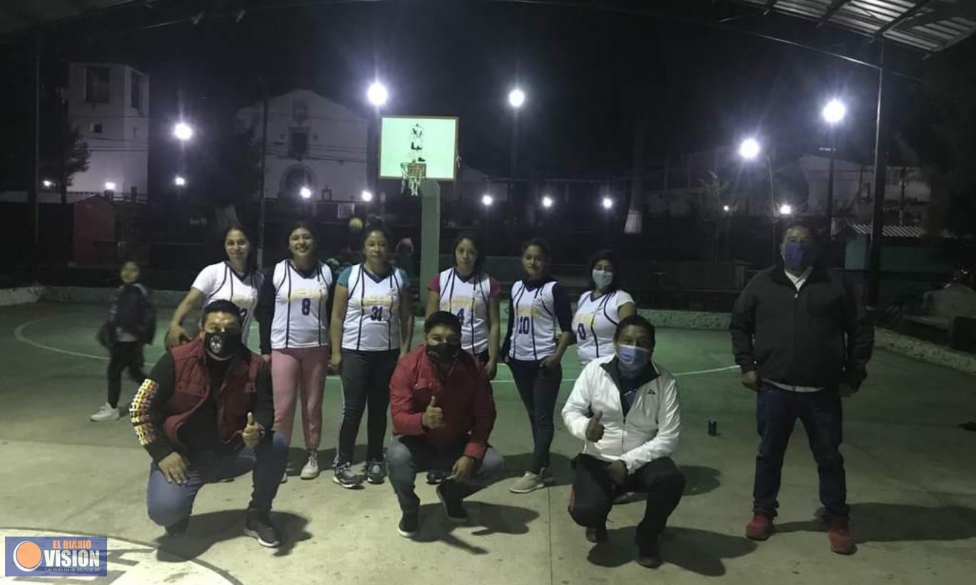Irepani Hernández Gama, entregó material deportivo a equipos de básquetbol 