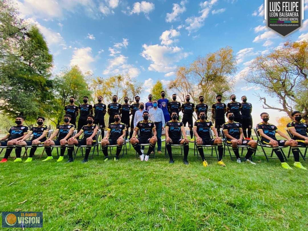 Luis Felipe León, se toma la foto oficial con el equipo de fútbol 