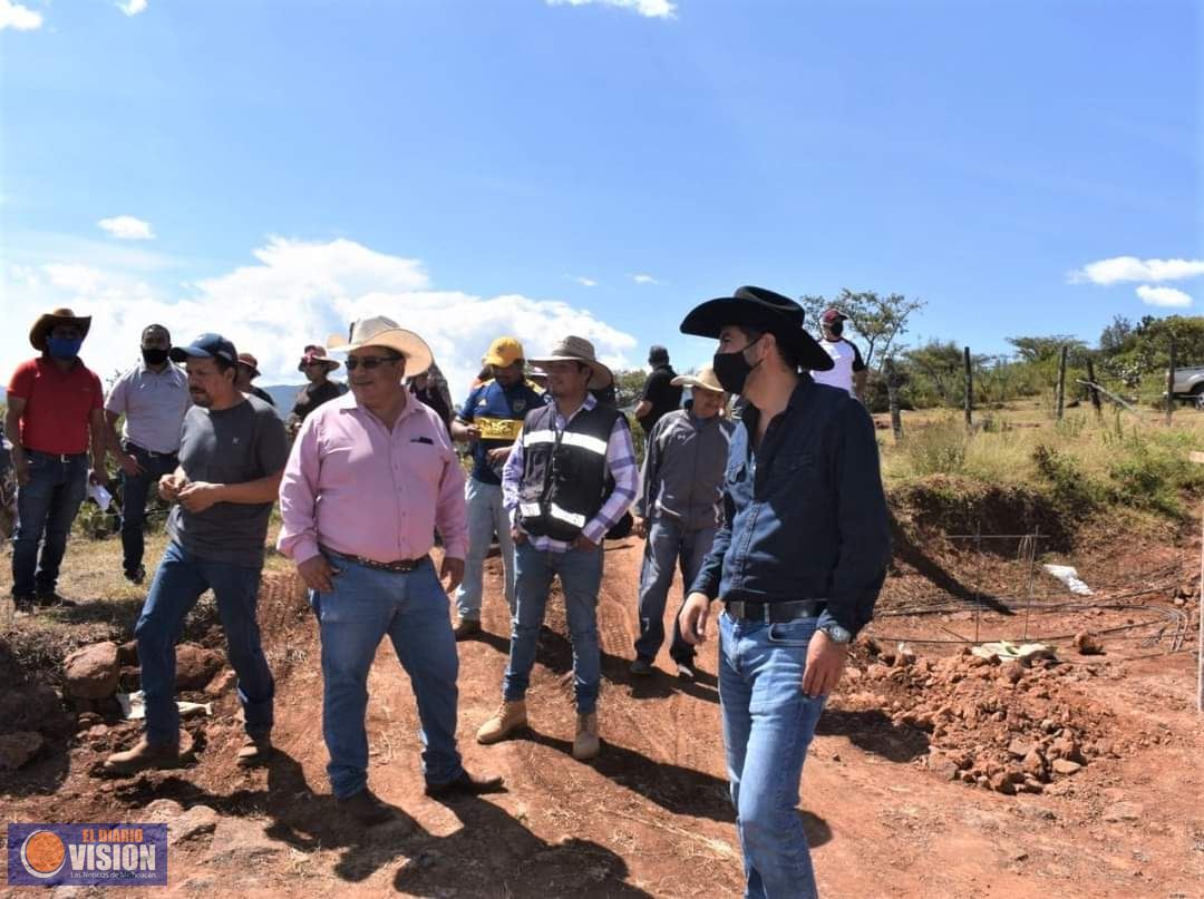 Adrián Melgoza, supervisó la construcción del Telebachillerato Extensión Puacuaro
