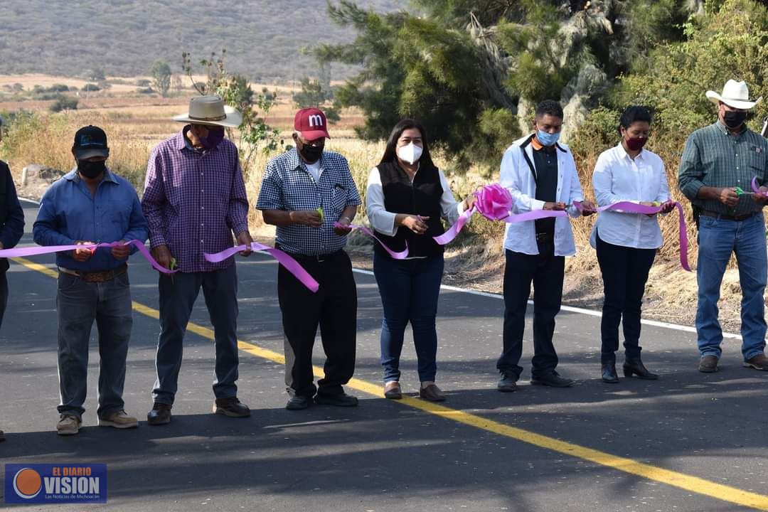 Belinda Iturbide Díaz, inauguró la calle de acceso a la comunidad de San Pedro