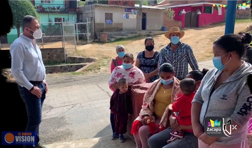 Luis Felipe León Balbanera entregó tubería en la comunidad de las Canoas 