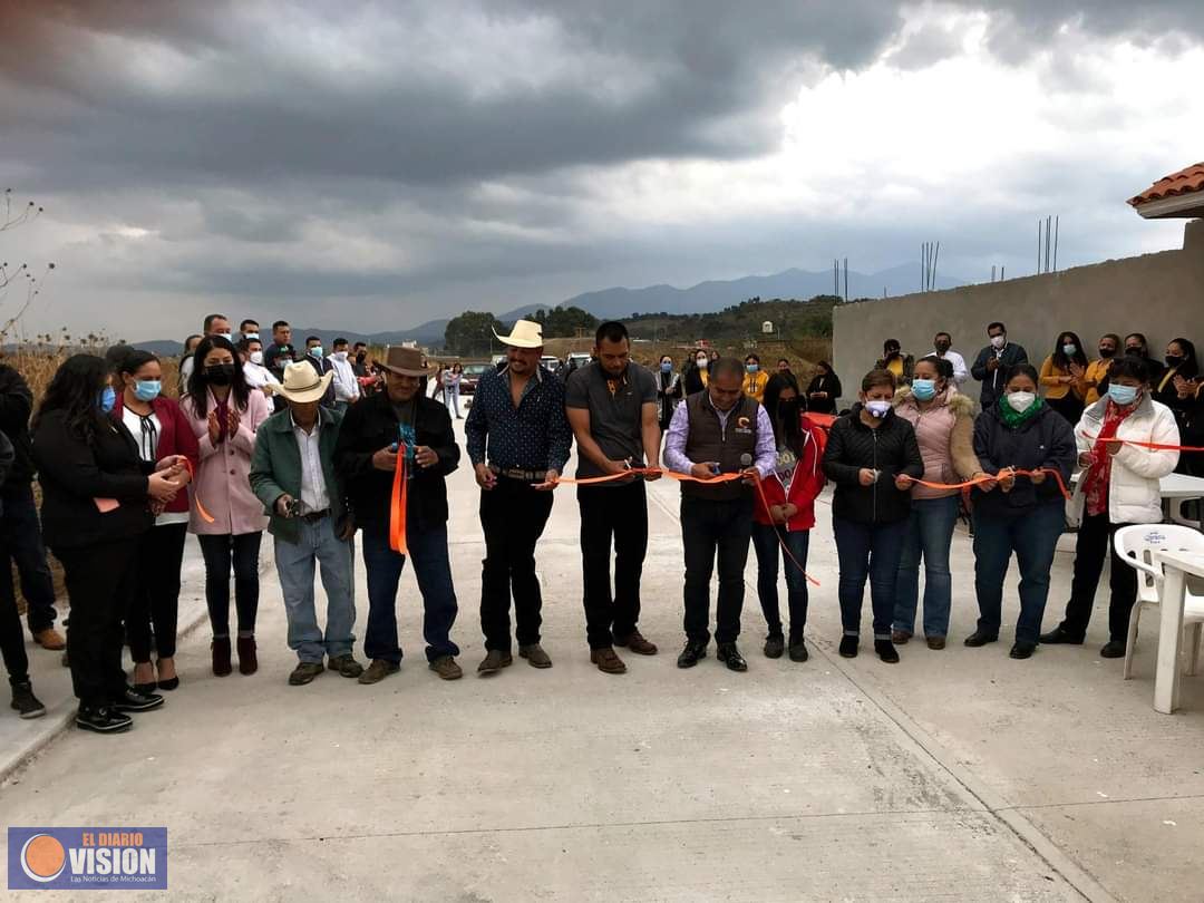 Ariel Trujillo, inauguró la pavimentación con concreto hidráulico en la comunidad de Transval