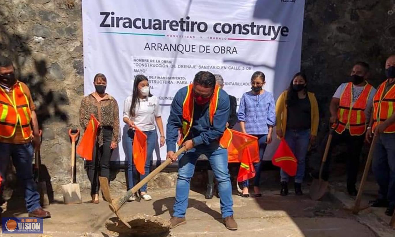 José Rodríguez Baca, puso en marcha la obra de introducción de red de drenaje sanitario