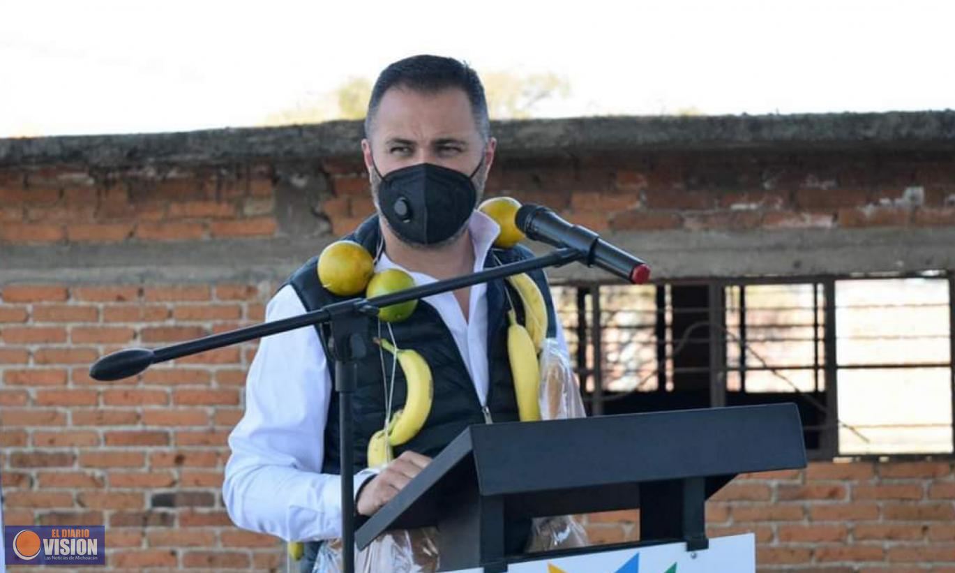 Luis Felipe León Balbanera, entregó obras en la comunidad de Franco Reyes 