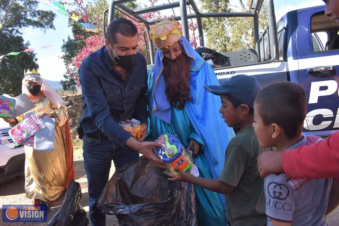 Adrián Melgoza Novoa y los Reyes Magos entregaron juguetes