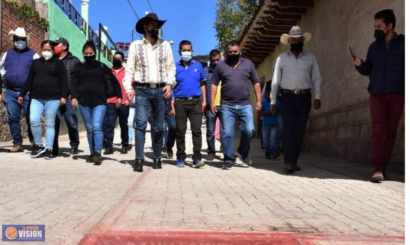 Adrián Melgoza, inauguró más de 200 metros cuadros de pavimentación en la comunidad de Puacuaro 