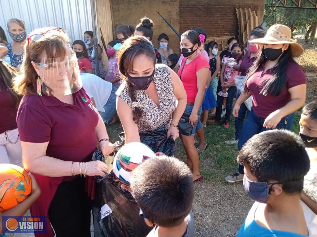 Encabeza Itzé Camacho entrega de juguetes a niños del municipio