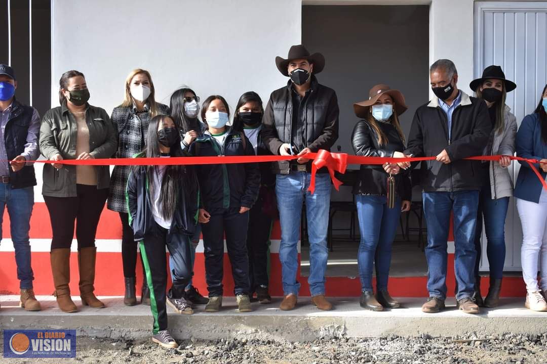 Adrián Melgoza Novoa, inauguró la primera etapa del Telebachillerato en la comunidad de Puacuaro