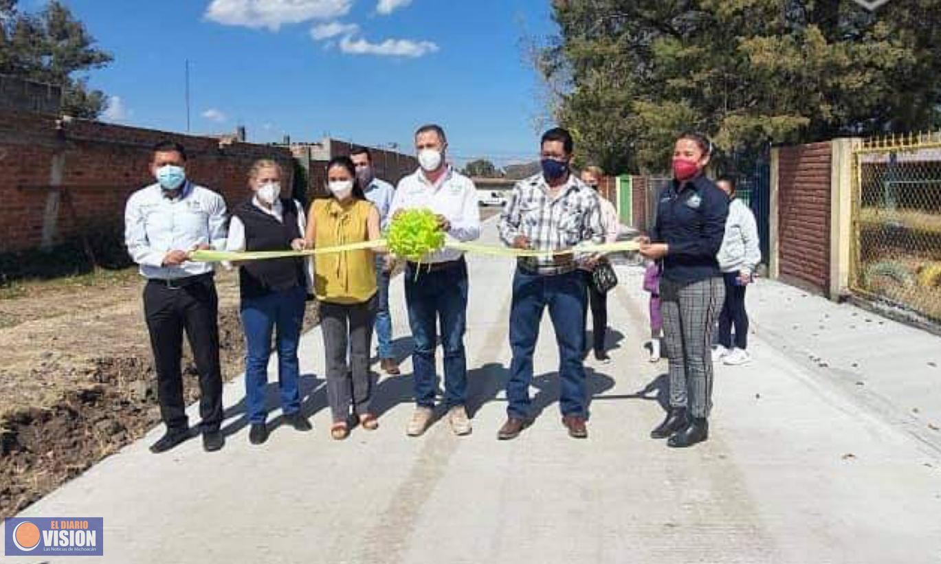 Continua Luis Felipe León Balbanera entregando obras en comunidades de Zacapu 